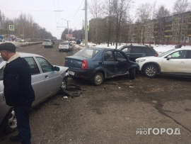 Тройное ДТП в Ярославле: две иномарки смяли ВАЗ