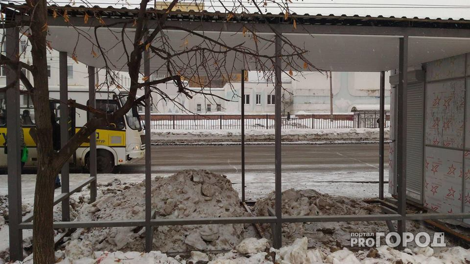В Ярославле коммунальщики сваливают снег на остановках