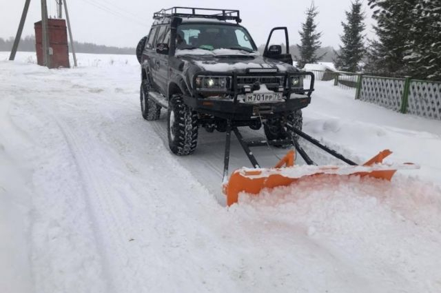 Житель Ярославля расчищает город от снега на своем авто