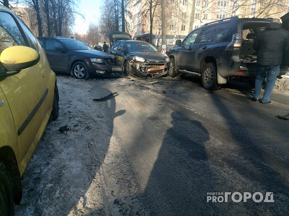 В Ярославле после ДТП водитель стал отдирать с автомобиля стикеры с названием такси