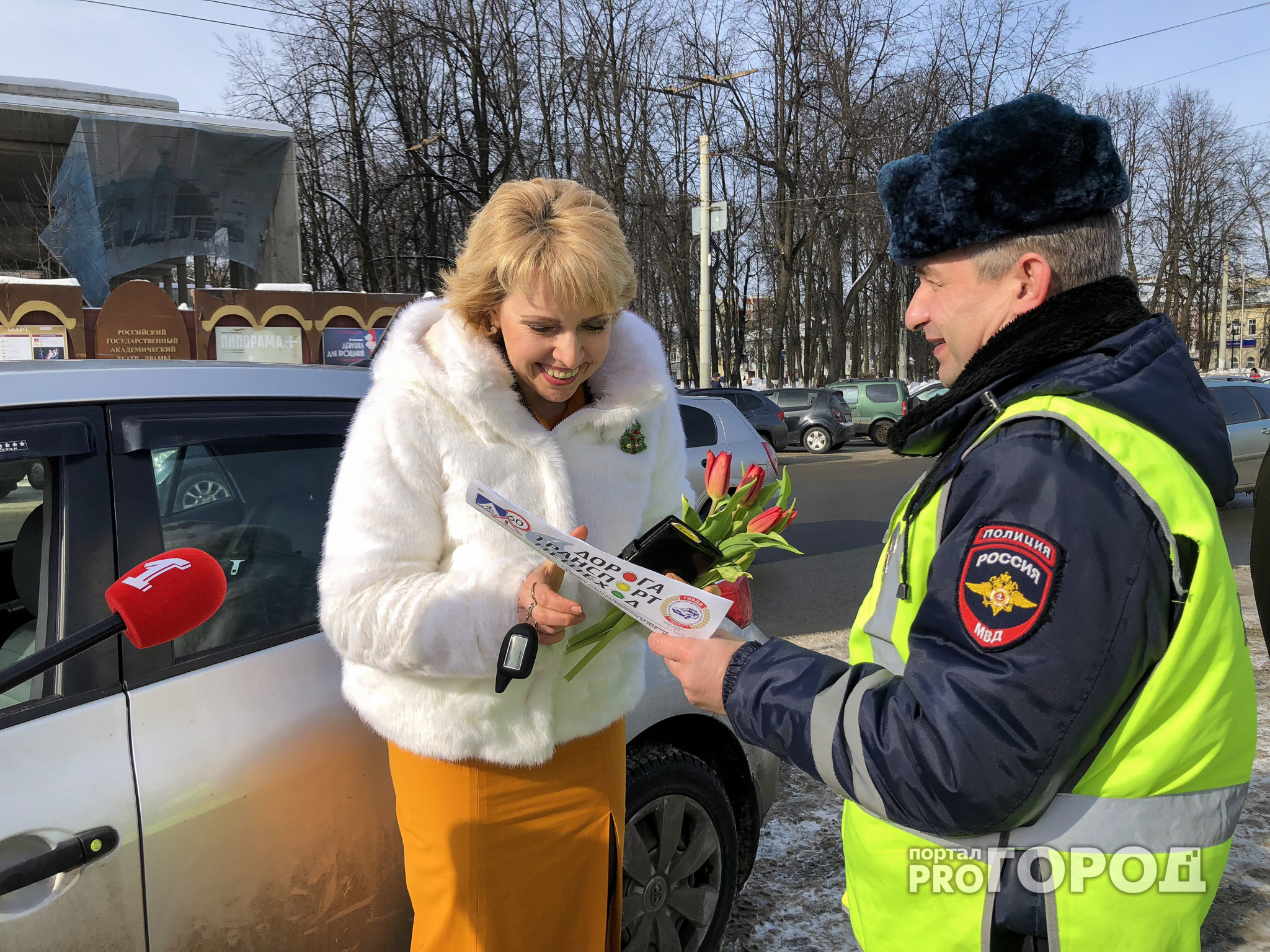 Цветы вместо штрафов: «Pro Город» и ярославские гаишники поздравили милых дам с 8 Марта