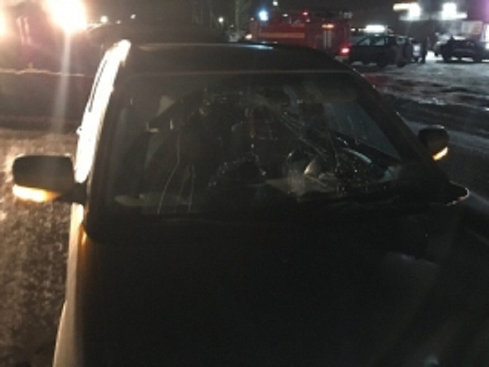 В Ярославле водитель иномарки сбил женщину и провез на лобовом стекле: кадры