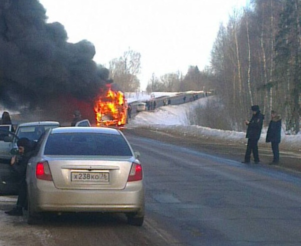 Под Ярославлем загорелся рейсовый автобус с пассажирами