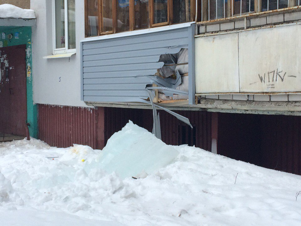 Сосули атакуют: в Ярославле ледяная глыба проломила балкон