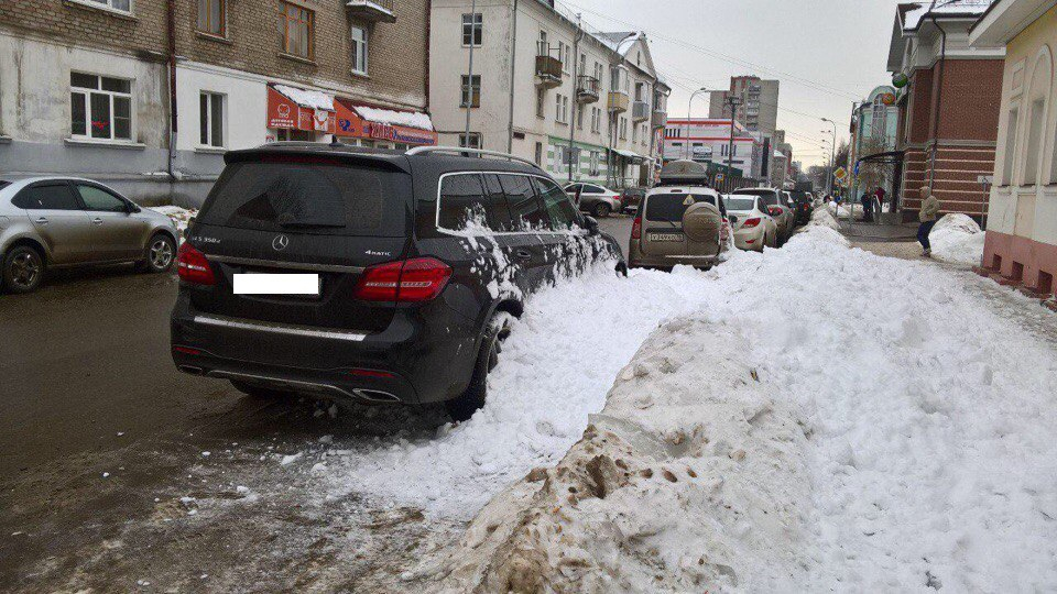 В Ярославской области снежная лавина с крыши свалилась на «Мерседес»