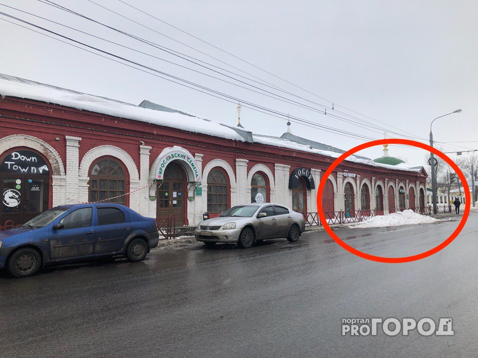 В центре  Ярославля на мужчину рухнула глыба: пострадавший в больнице