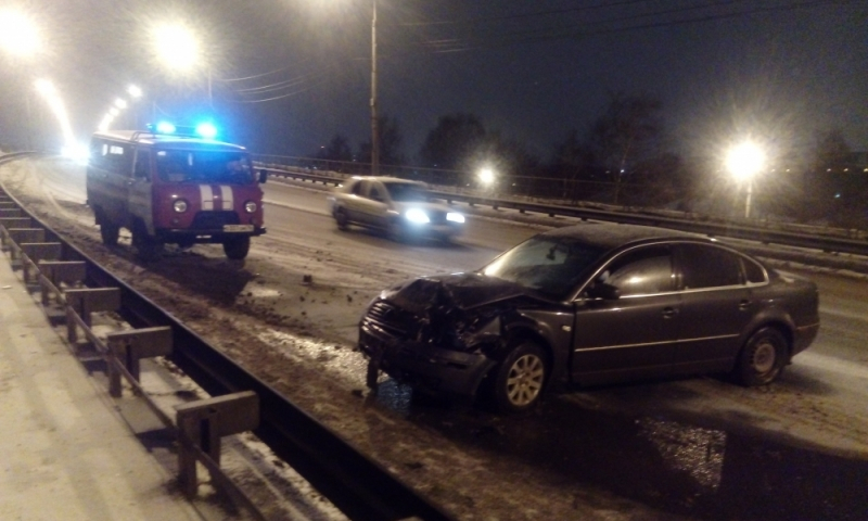 По Октябрьскому мосту в Ярославле раскидало иномарки: водитель в больнице