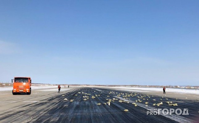 В Якутске из самолета стали сыпаться слитки золота: эксклюзивные фото и видео
