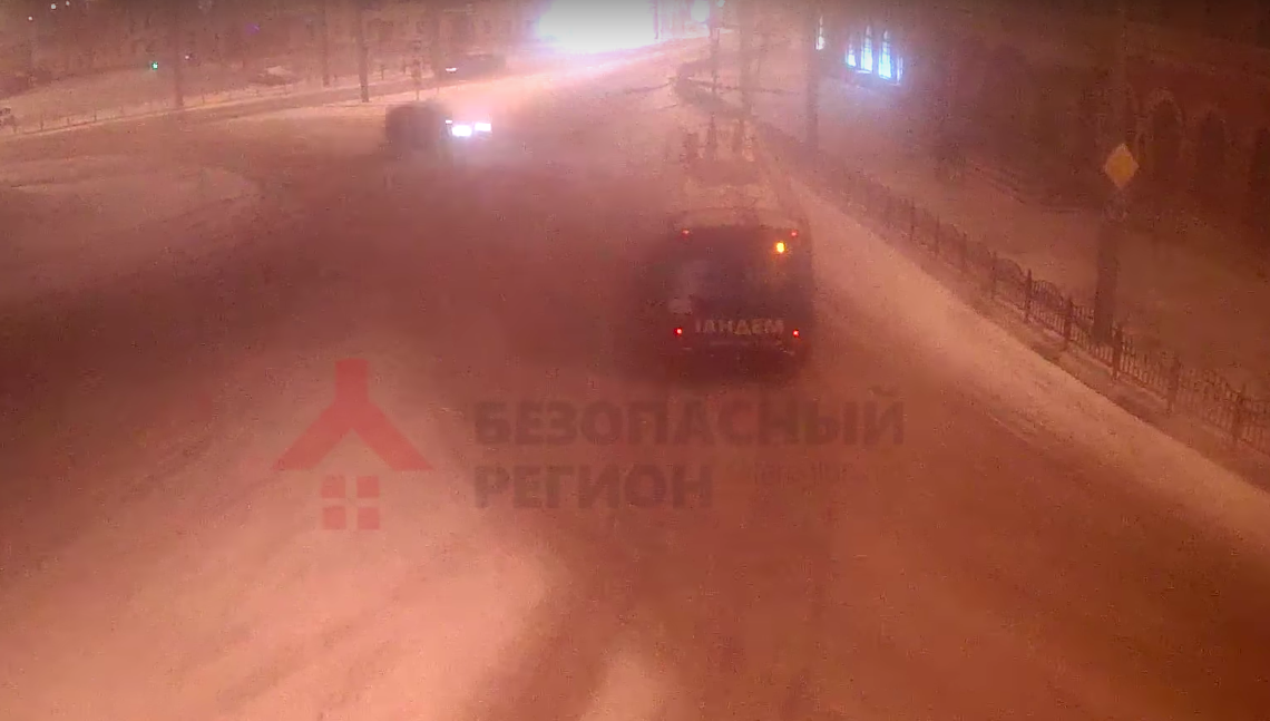 В сети появилось видео, как водитель сносит забор на Богоявленской площади в Ярославле