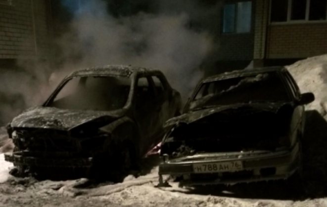 Вспыхнули как спички: в Ярославской области во дворе сгорели два автомобиля