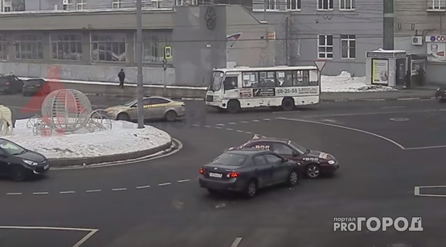 В Ярославле "Тойота" протаранила учебный автомобиль: видео