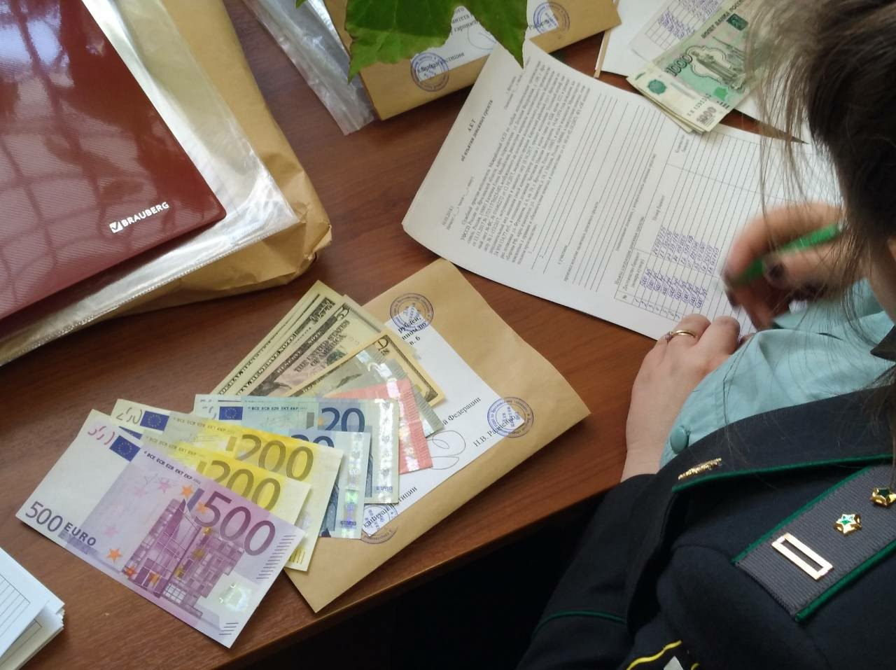 В Ярославле у бывшего начальника по финансам минобороны арестовали доллары и евро