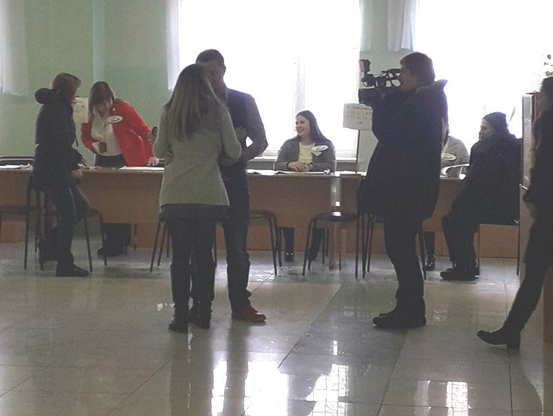 Ярославец сделал предложение своей девушке прямо на избирательном участке