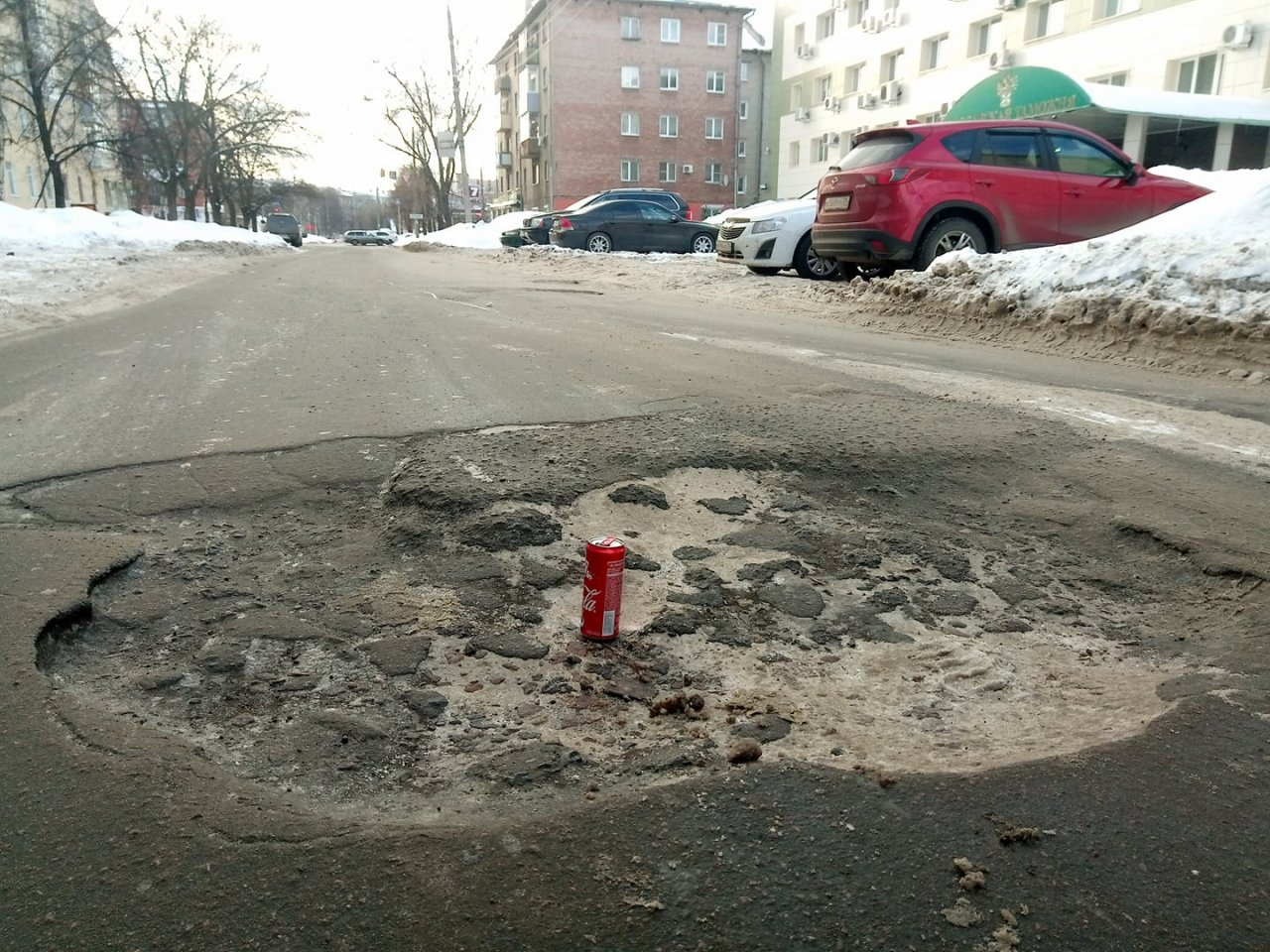 Огромную яму у ярославской таможни измерили баночкой газировки