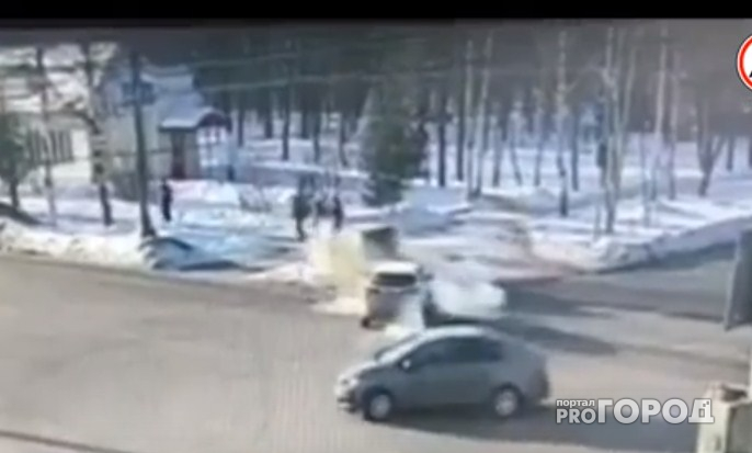 В Рыбинске автомобиль влетел в толпу прохожих: видео