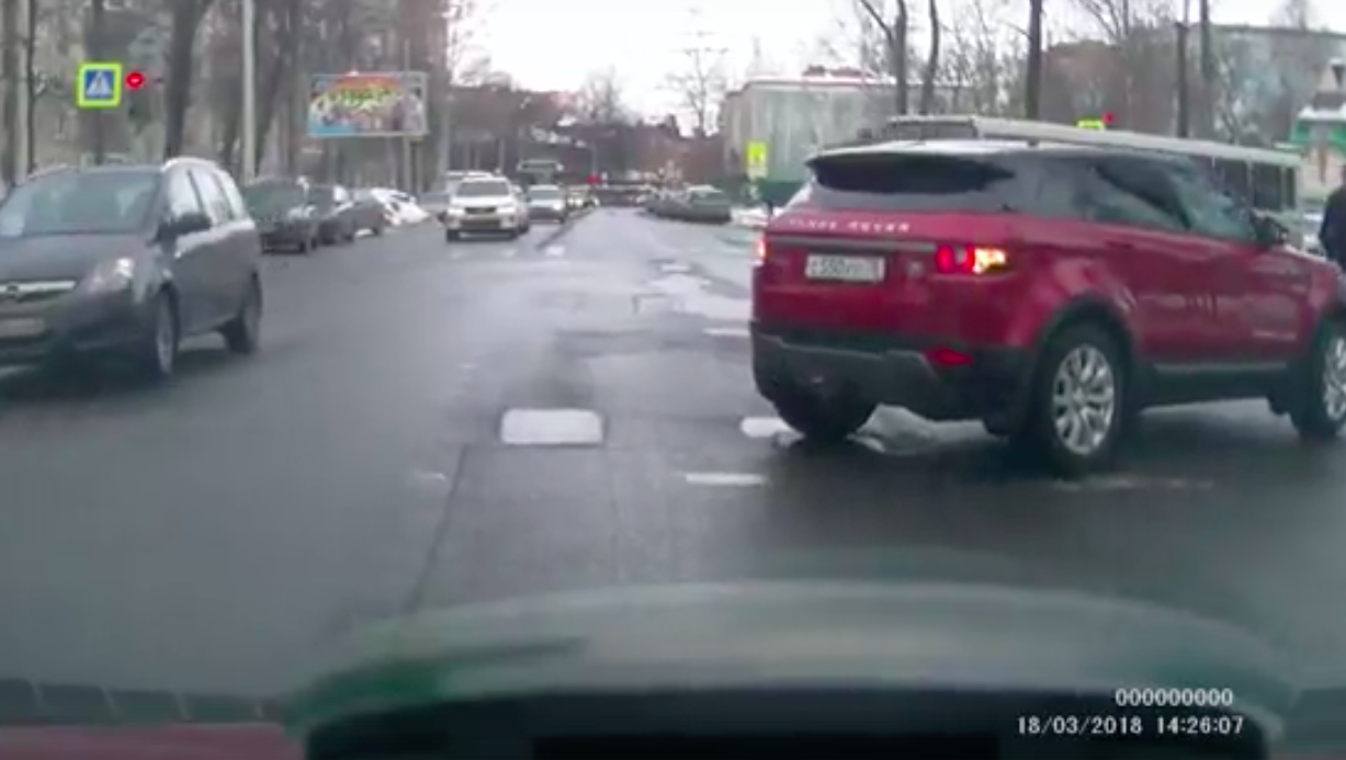 В Ярославле женщина на Range Rover устроила пробку в центре города: видео