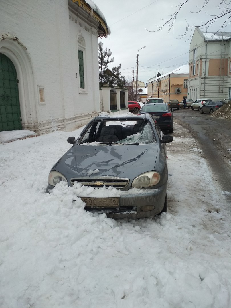 Снег, упавший с церкви, вдребезги разбил авто в Ярославле