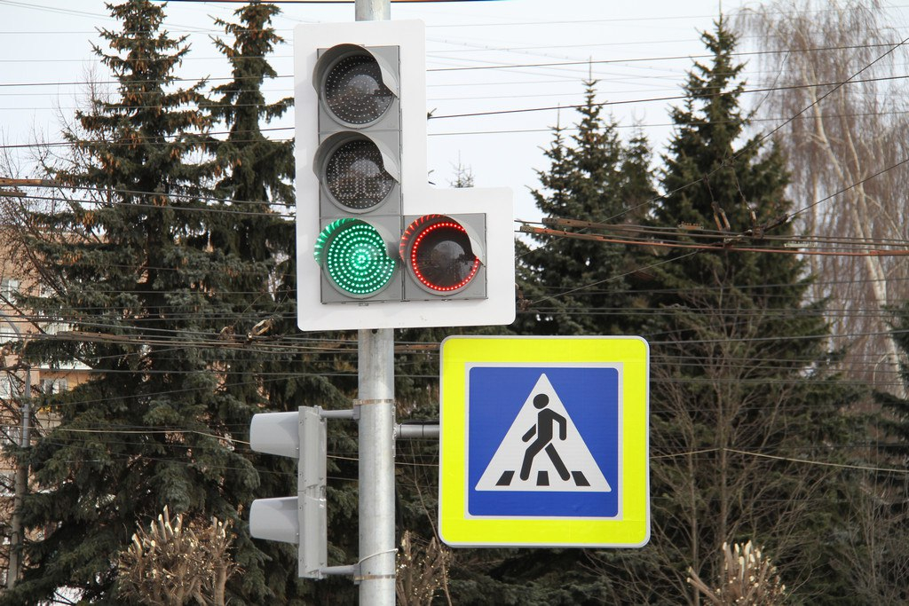 Очередной эксперимент над водителями: в Ярославле светофоры-роботы начнут сами разгребать пробки