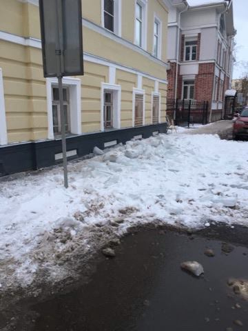 В центре Ярославля падающий с крыши сугроб раздавил автомобиль: кто еще пострадал от снега?