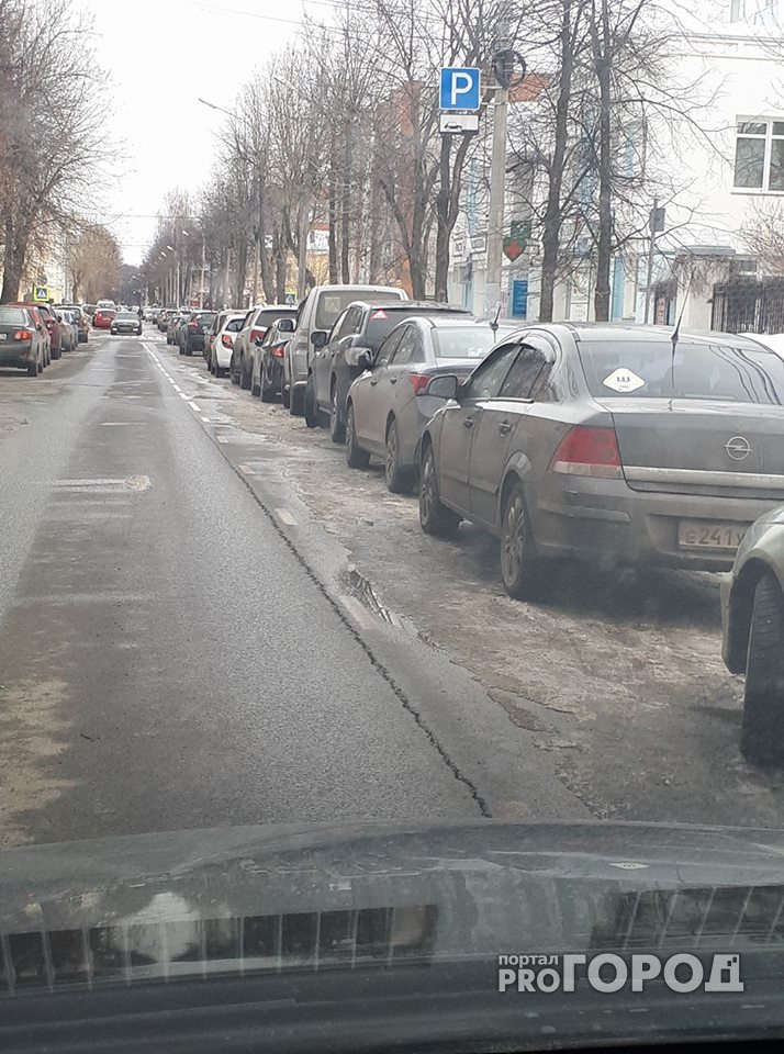 В центре Ярославля на дороге появилась "идеальная трещина"