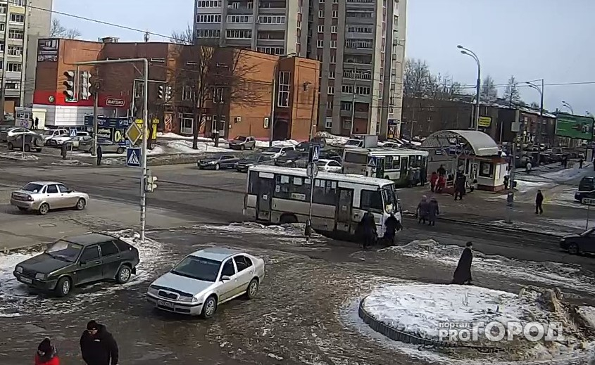 В Рыбинске маршрутка на огромной скорости сбила женщину: видео