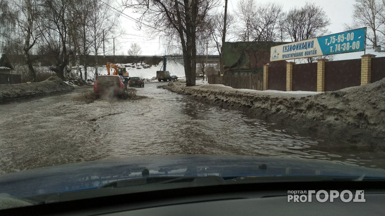 В Ярославле целую улицу по колено затопило водой