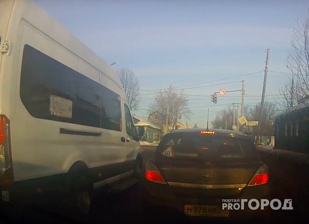 В Ярославле водитель маршрутки вылетел на встречку и устроил ДТП: видео