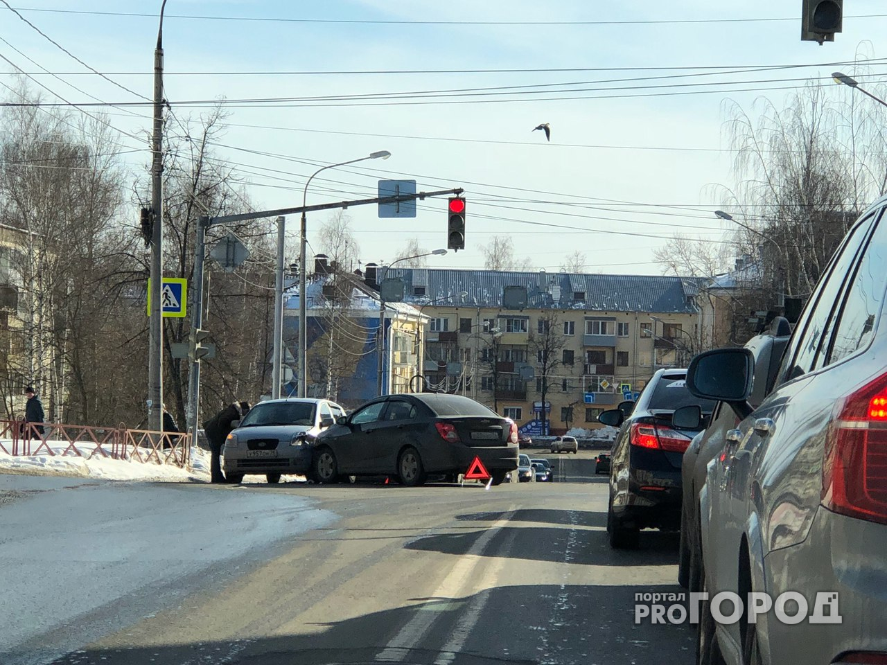 В Ярославле столкнулись иномарки: на улице Победы копится большая пробка