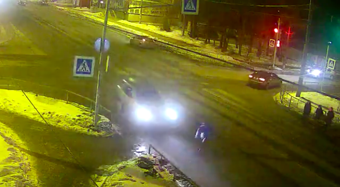 Шокирующие кадры: в Рыбинске ребёнка отбросило машиной на несколько метров