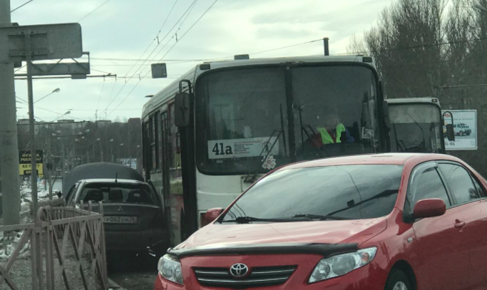 На Московском проспекте автобус прижал легковушку к забору: водитель иномарки сбежал