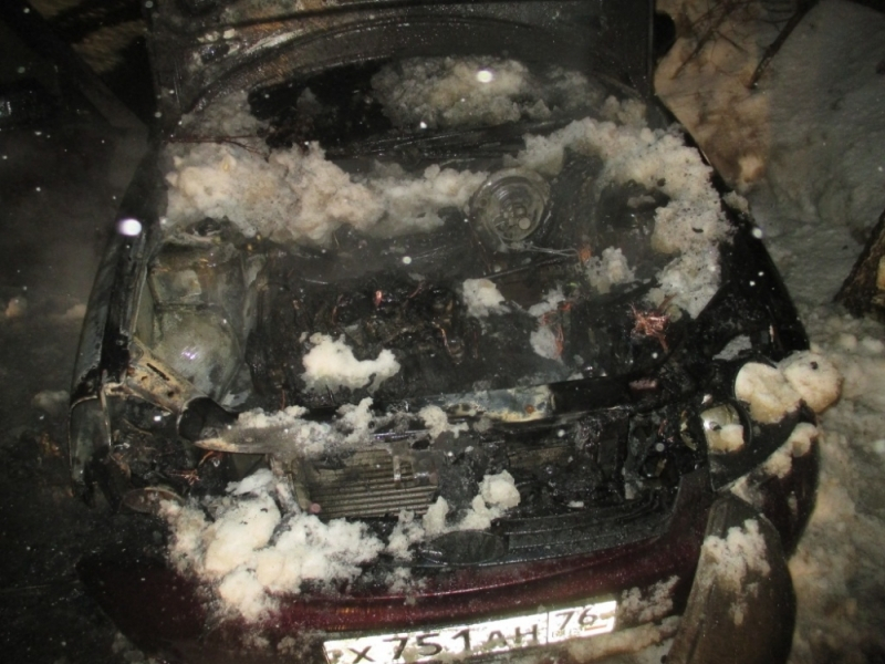 В Ярославле водитель пострадал, пытаясь потушить свою машину