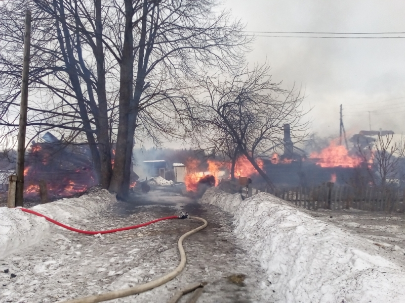 Крупный пожар в Ярославской области: спасатели десять часов тушили деревню