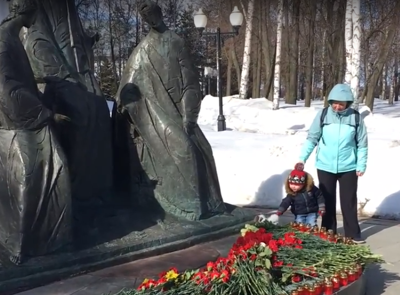 Ярославцы несут цветы к памятнику, чтобы почтить память погибших в Кемерово: фото и видео