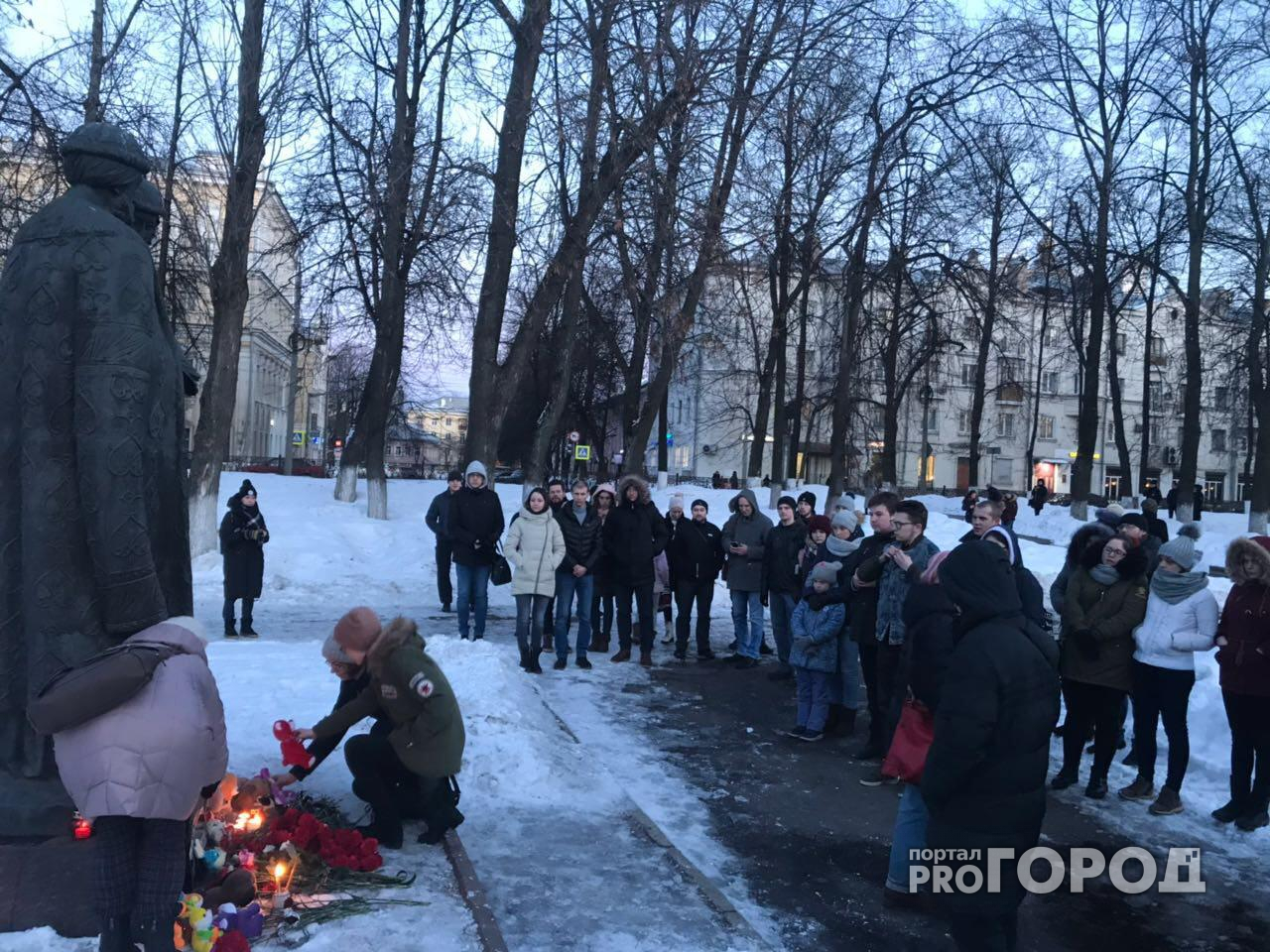 Не сдерживая слез: в центре Ярославля проходит акция памяти жертв пожара в Кемерово. Фото. Видео.