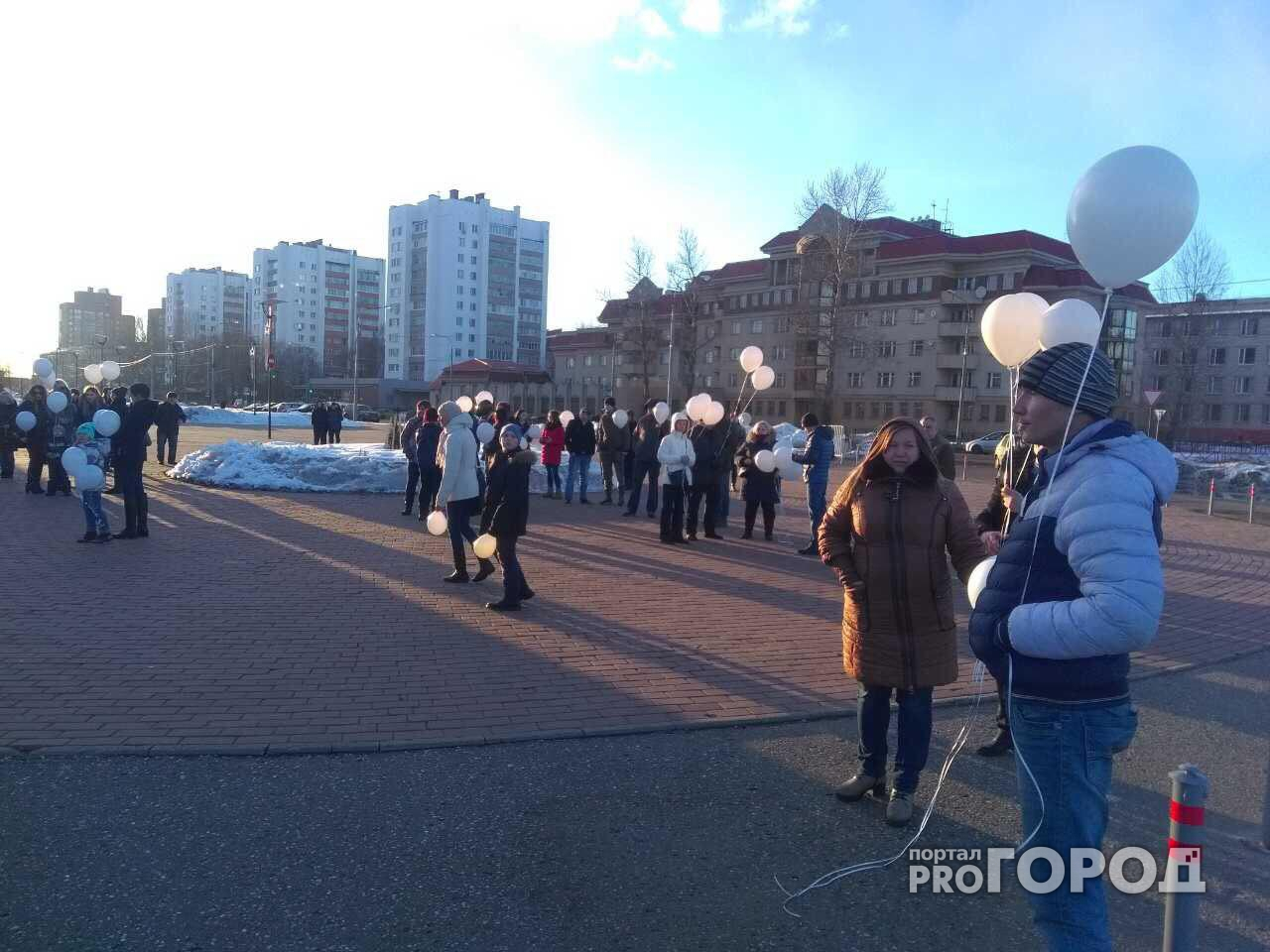 День траура: ярославцы запустили в небо сотни белых шаров