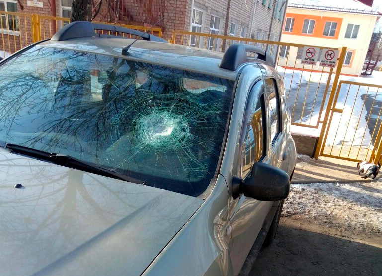 В Ярославской области припаркованные автомобили забросали кирпичами