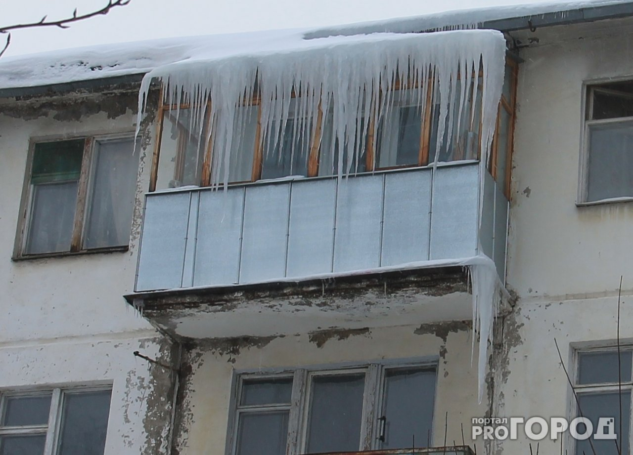 В Ярославле на 8-летнего ребенка обрушился с крыши лед: девочка в реанимации
