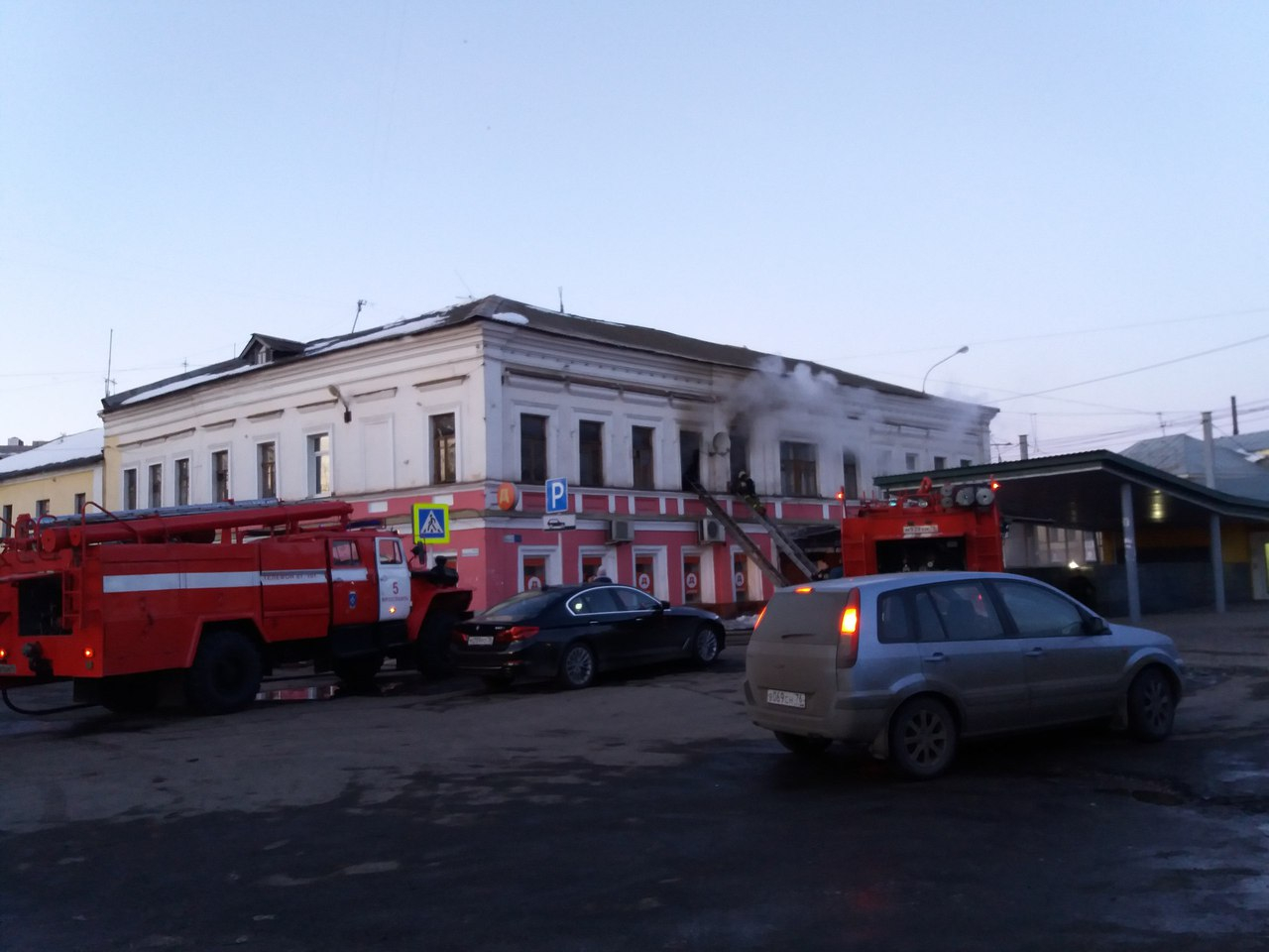 Крупный пожар на Московском проспекте: спасатели бьют стекла, чтобы проникнуть внутрь Видео