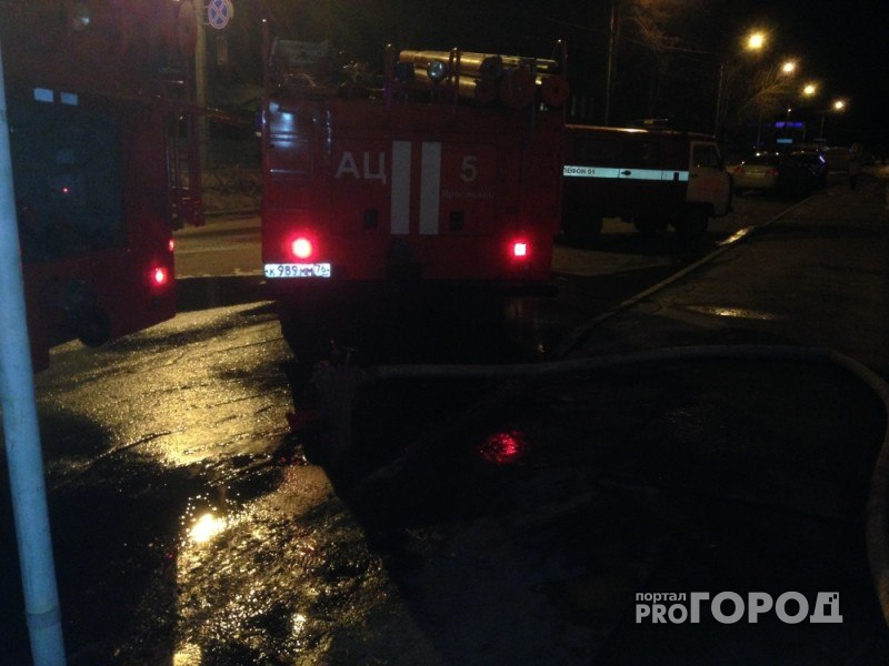 В Ярославле горел магазин на Большой Федоровской: спасатели два часа боролись с огнем