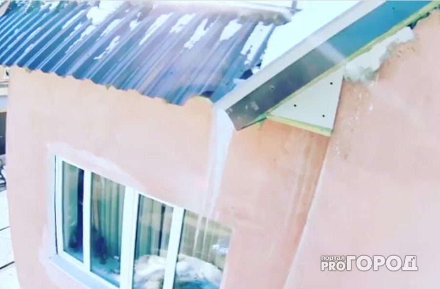 Все под контролем: глава городского хозяйства взялся за лом и залез на крышу. Видео