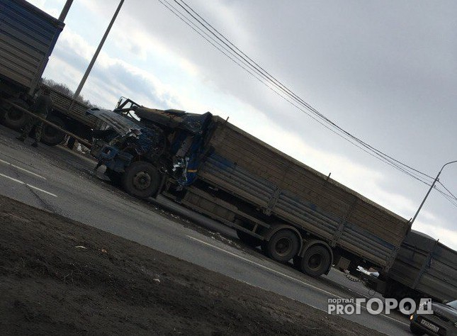 На трассе в Ярославской области столкнулись два большегруза: есть пострадавшие