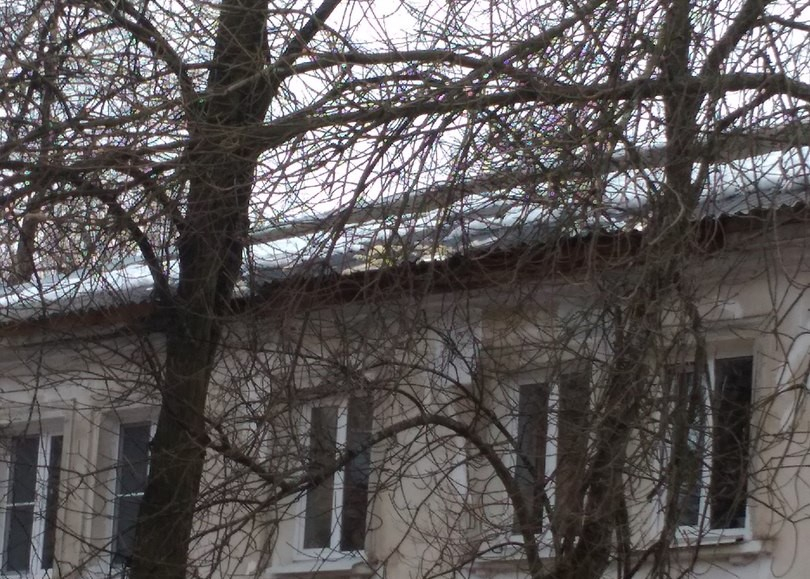 Очередная жертва: в Ярославле упавшая с крыши дома глыба льда проломила женщине голову
