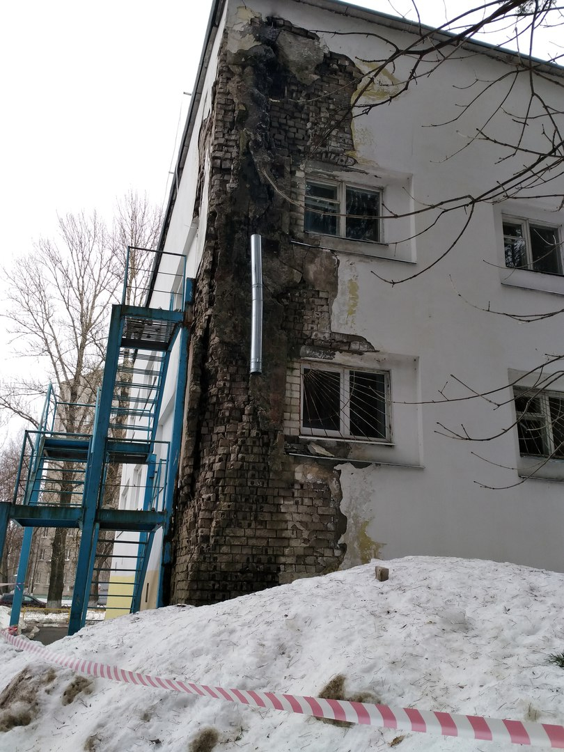 В Ярославле рушится здание, в котором занимаются дети