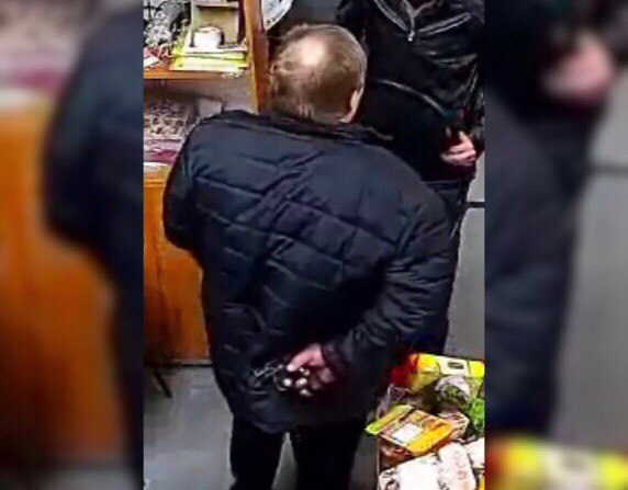 Питбуля натравлю: в Ярославле мужчина с игрушечным пистолетом грозился убить сотрудников магазина за просрочку