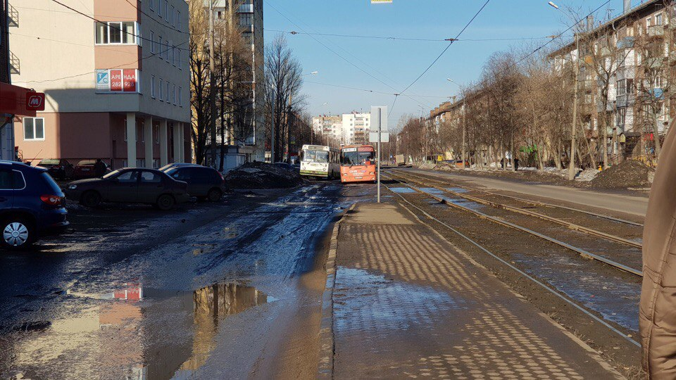 "Ловушка для водителей": в Ярославле автобус застрял в огромной яме