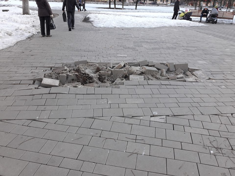 В Ярославле на площади Мира провалилась тротуарная плитка