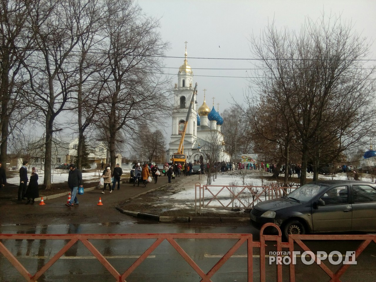 Сотни ярославцев встали в очередь за освящением пасхальных куличей