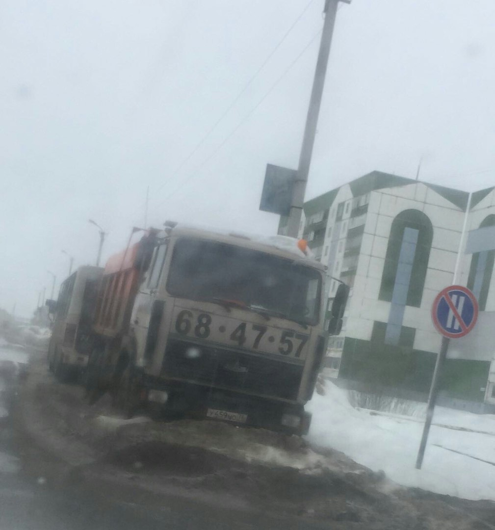 Забыл, где оставил: в Тутаеве нашли владельца грузовика, мешавшего уборке города всю зиму