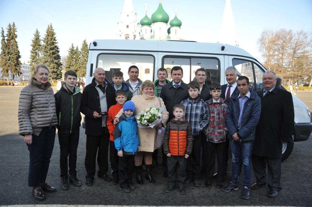 Губернатор подарил микроавтобус семье, которая воспитывает 25 детей