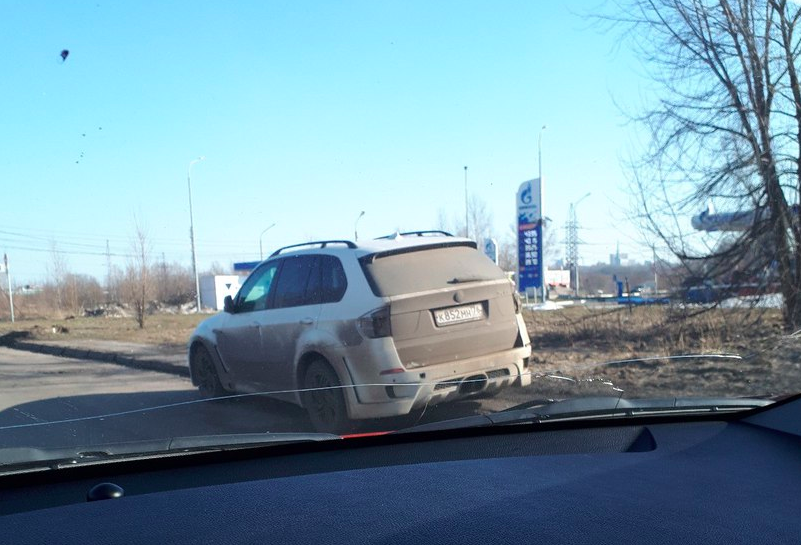 BMW не нужен? В Ярославле уже неделю на дороге стоит брошенный внедорожник